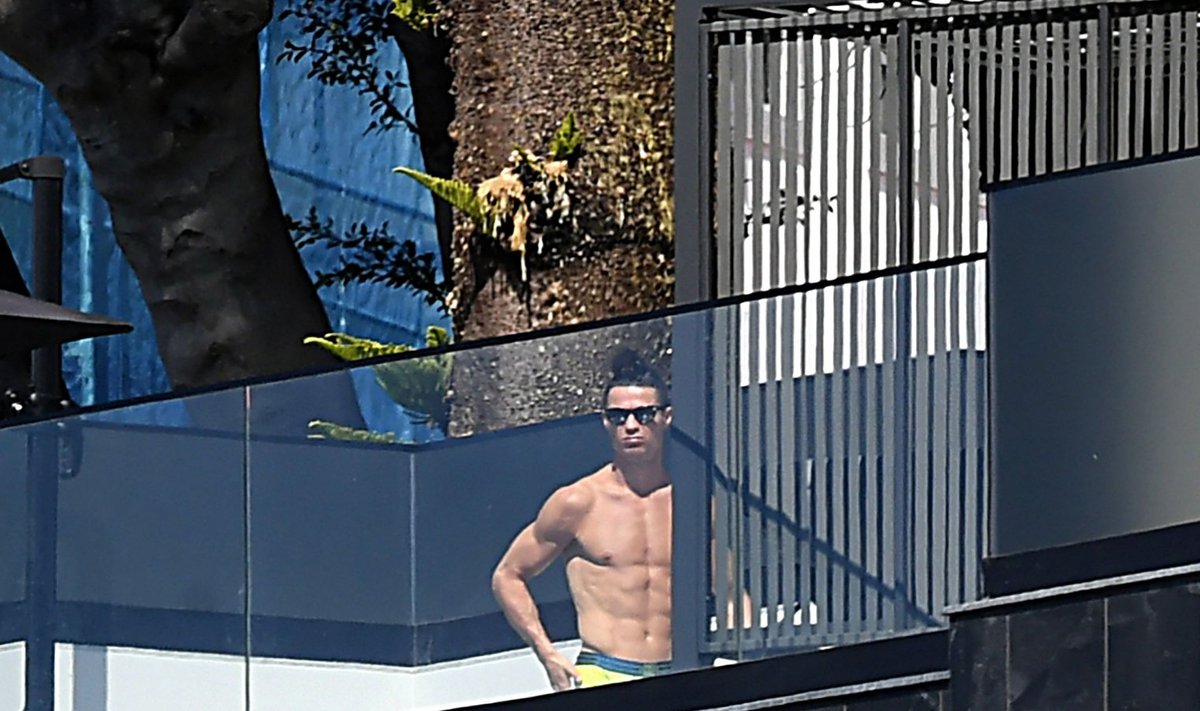 Cristiano Ronaldo Madeiral päikest võtmas.