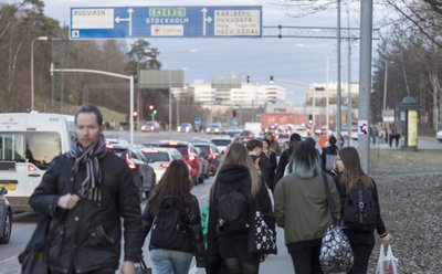 Rootsi pealinnas Stockholmis Drottninggatanil sõitis veoauto inimeste sekka, neli inimest sai surma ja 15 vigastada.