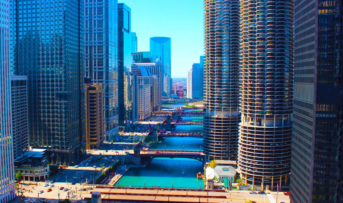 Chicago linnast voolab läbi samanimeline jõgi, mis on 251 km pikk ja oluline ühendus ümberkaudsete suurveekogudega.