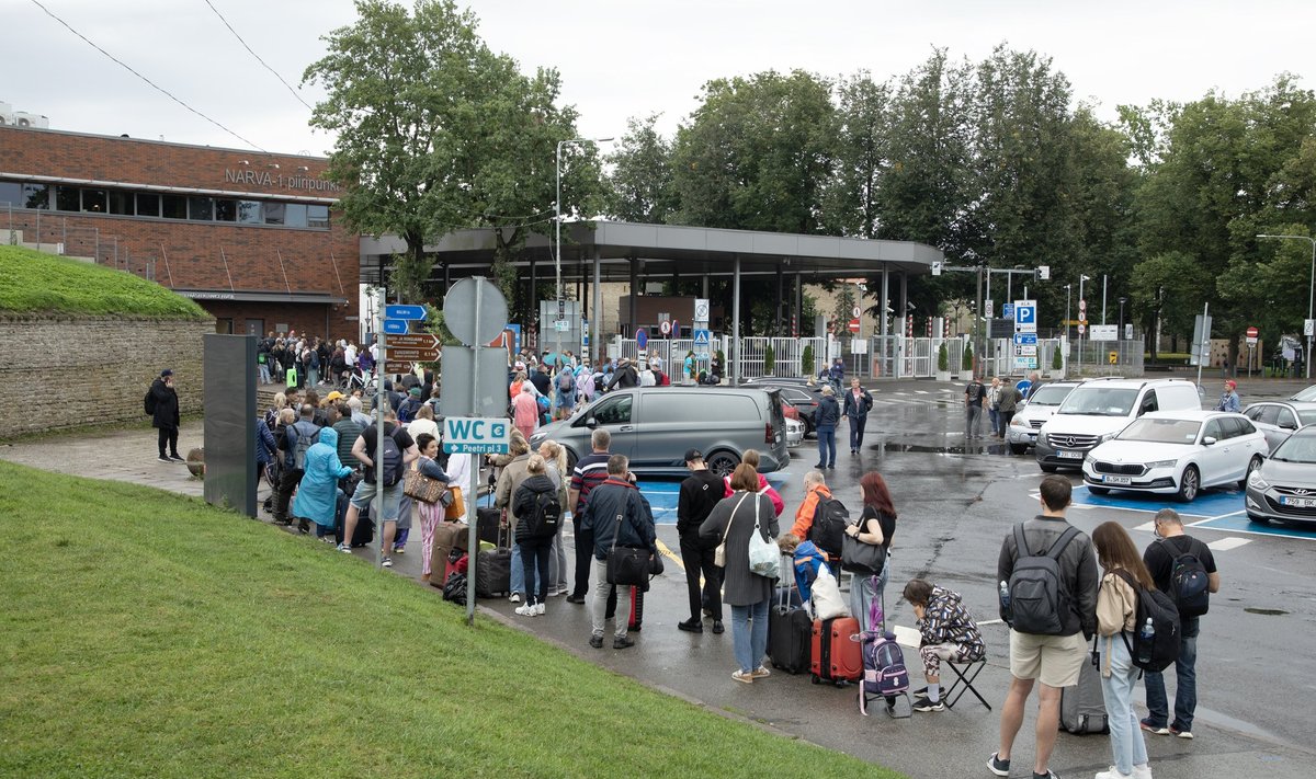 Järjekord Narva piiripunktis esmaspäeval.