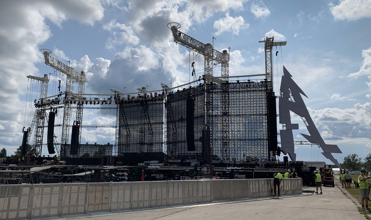 Nagu ühel õigel suurkontserdil on Metallica päralt monumentaalne lava. Foto on selle ülesseadmisest.