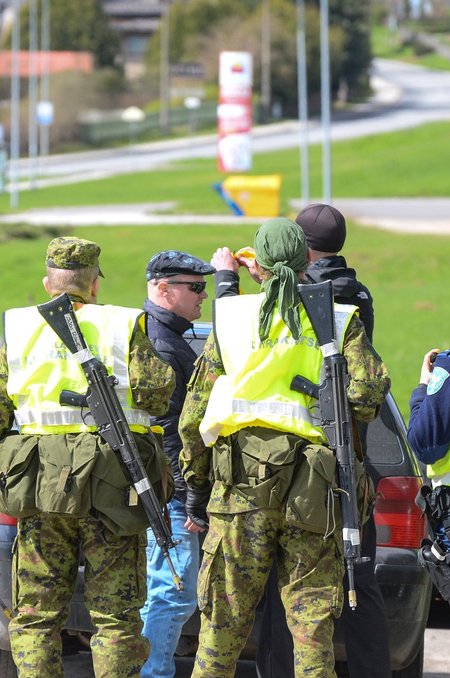 Politsei ja kaitseliitlased kontrollivad Viljandis sõidukeid