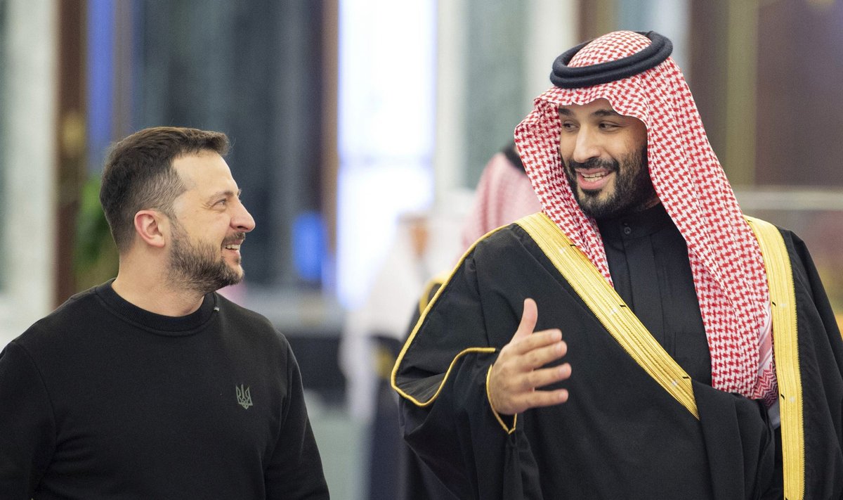 Saudi kroonprints Mohammed bin Salman tervitab Ukraina presidenti Volodõmõr Zelenskõit.