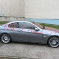 ФОТО читателя Delfi: В Ыйсмяэ разрисовали автомобиль BMW, припаркованный у дома посреди тротуара