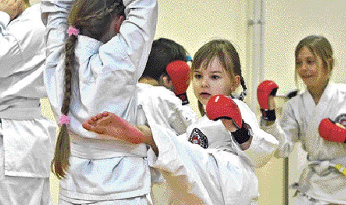 Sikupilli algkooli õpilased õpivad karatet klubi Daigo juhendajate käe all.