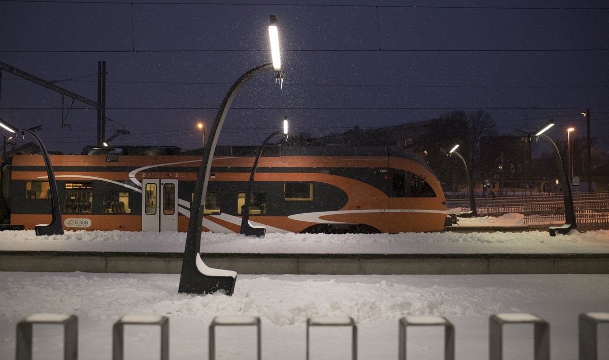 Seni on reisijad pidanud rongi ootama suuresti lageda taeva all tuule, vihma ja lume käes.