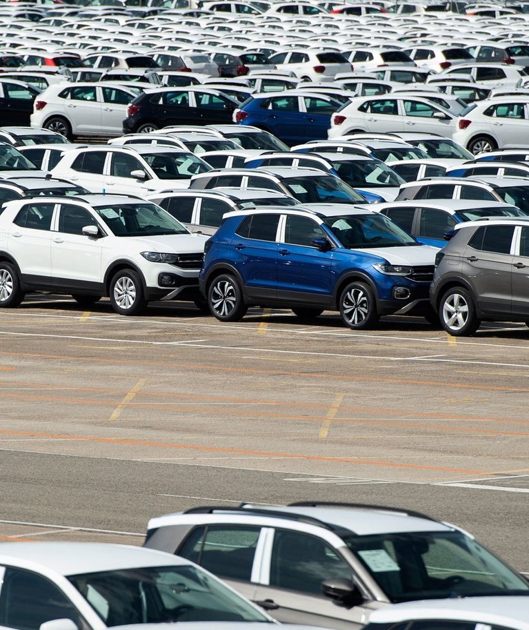 POOLELI AUTOD: Hispaanias asuva Volkswageni Pamplona tehase kõrval seisis mai keskel 5000 pooleli autot, mida ei saanud lõpuni teha kiibipuuduse tõttu.