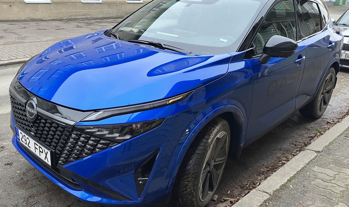 Qashqai tumesinine värv Magnetic Blue helkis kenasti ka hämaramal ajal, iluvõre ja tuled mõjusid värsketena.