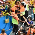 FOTOD: Van Persie kinkis medali ja kaptenipaela Hollandi suurimale fännile