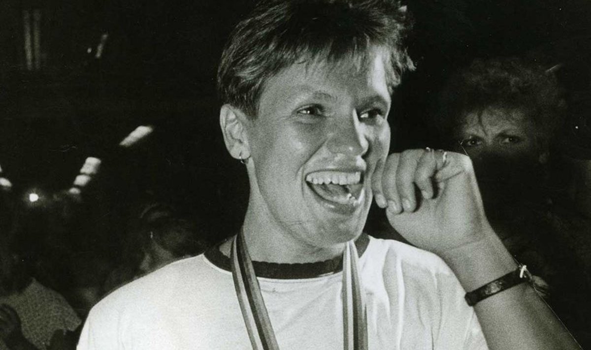 Erika Salumäe taasiseseisvunud Eesti esimese kuldmedaliga, mille ta võitis Barcelonas 1992. aastal.