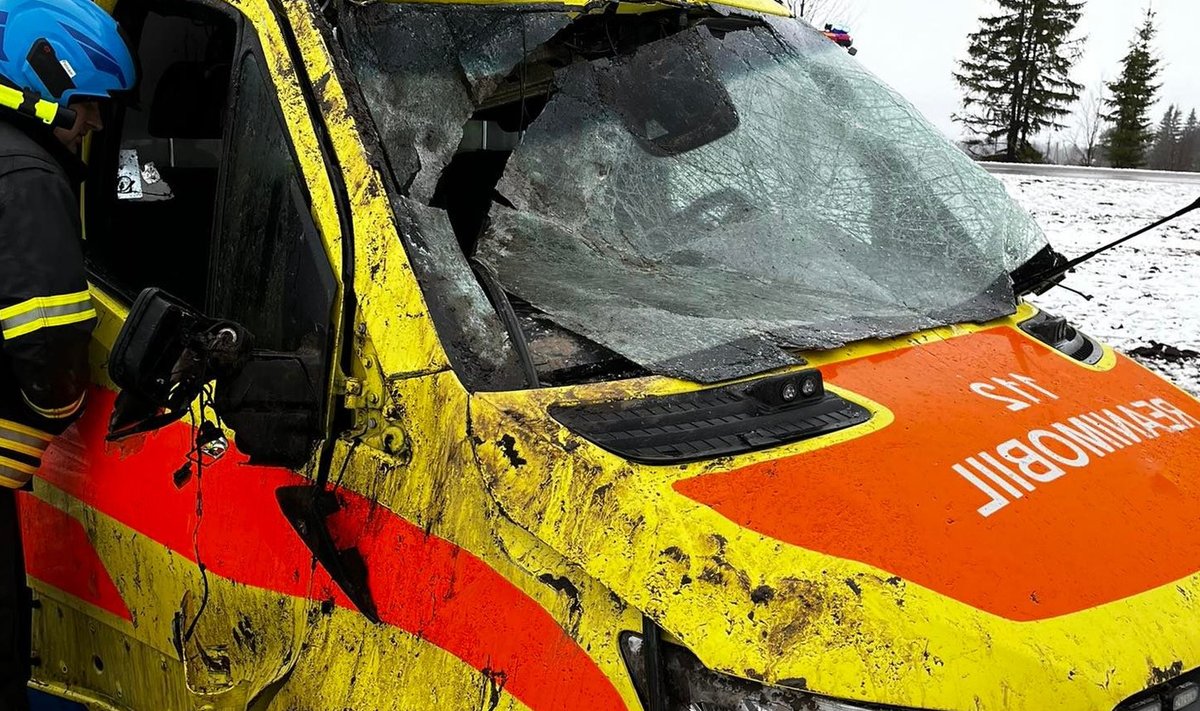 Risti-Virtsu maanteel juhtus avarii kiirabiautoga.