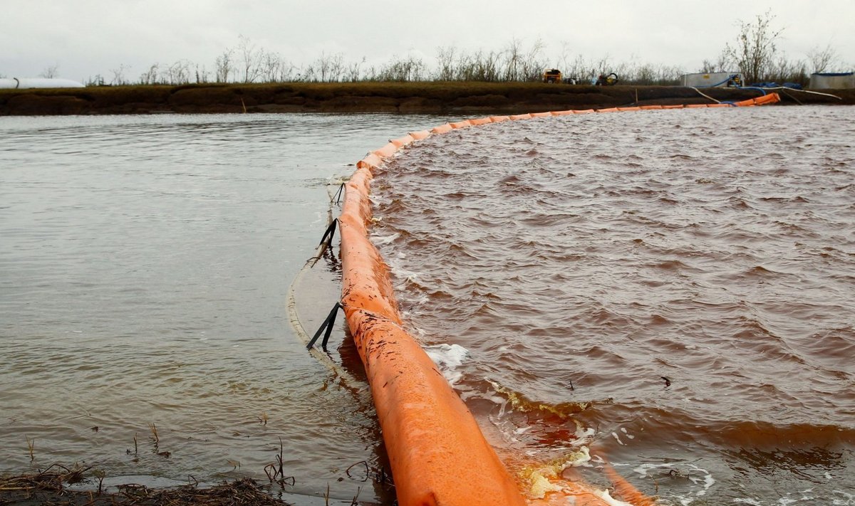 Nafta levimiseks vette paigaldatud ujuvtamm (Foto: AFP)