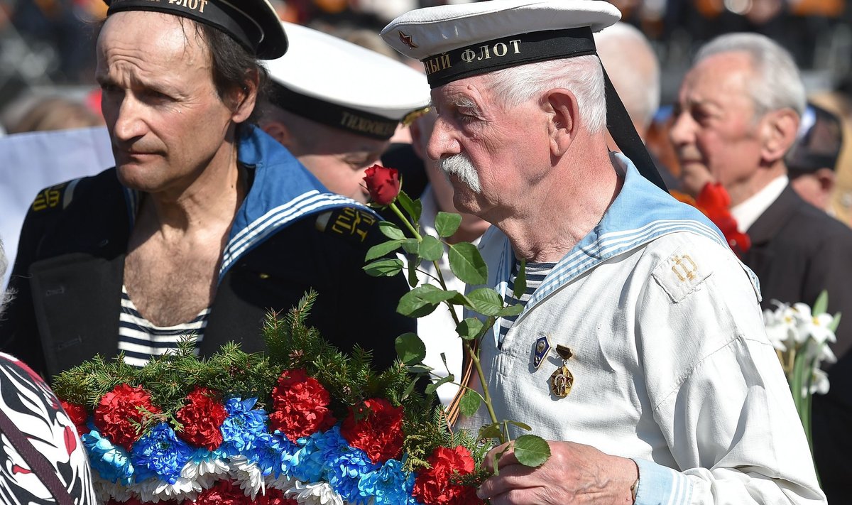 Vene armee veteranid Riias Nõukogude võidusamba juures 9. mail 2016. aastal.