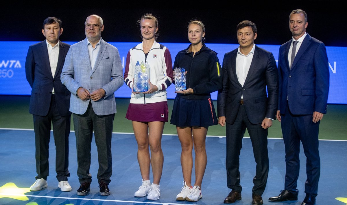 Allar Hint (paremal) WTA Tallinn Open autasustamisel. Finaalis võitis tšehhitar Barbora Krejcikova Anett Kontaveiti. 