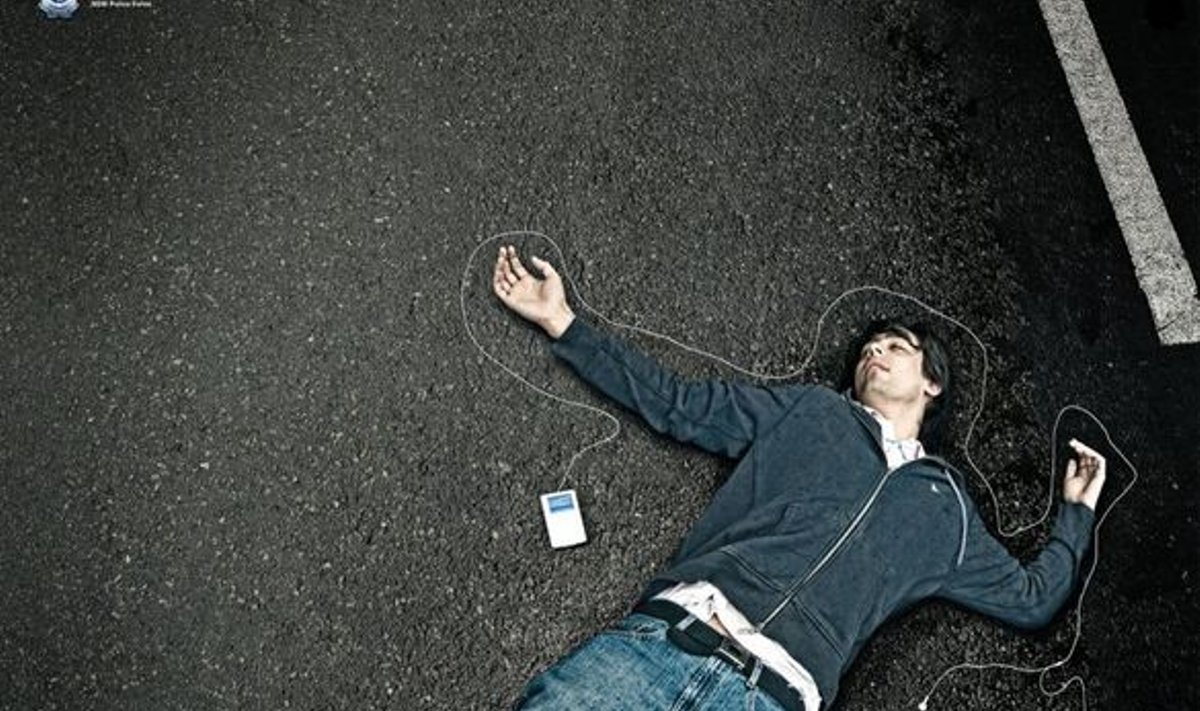 MUUSIKAFÄNNI SURM: Näide Austraalias korraldatud reklaamikampaaniast. Noored inimesed lamavad justkui autolt löögi saanuna kõhuli tänaval, iPod käes ning kõrvaklappide juhe moodustamas laibakontuuri. Kampaania matkib iPodi reklaamide minimalistlikku joont.