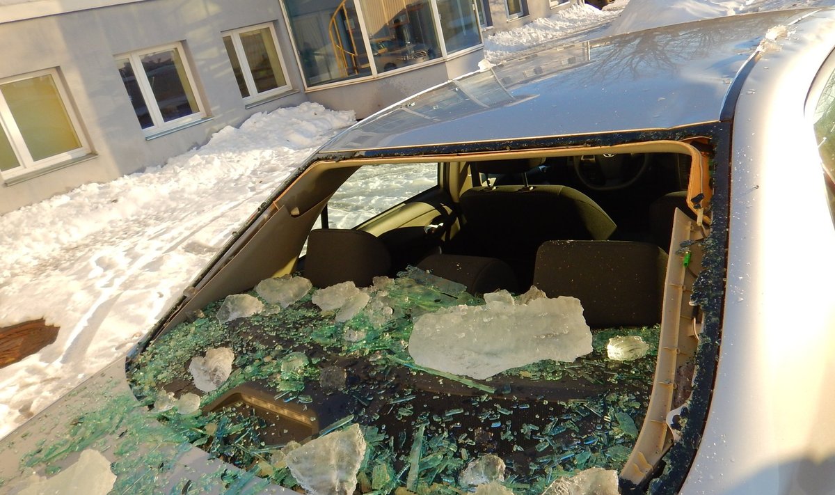 Jääpurikaga katuse alla jäetud auto.
