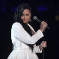VIDEO | Peaaegu üledoosi surnud Demi Lovato naasis lavale: lauljatar ei suutnud laulda!