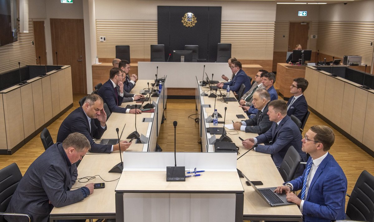 LÕPUTU KÜÜNLAPÄEV: Advokaadid ja kohtualused ootavad Tallinna Sadama järjekordse kohtuistungi algust.
