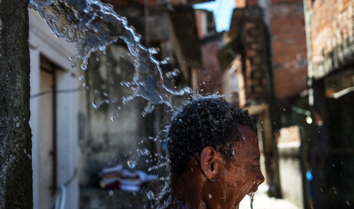 16-aastane poiss võtab dušši Rio mahalammutatud "favelas"