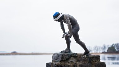 FOTOD | Haapsalu kuulsad skulptuurid kannavad sinimustvalgeid mütse