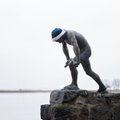 FOTOD | Haapsalu kuulsad skulptuurid kannavad sinimustvalgeid mütse