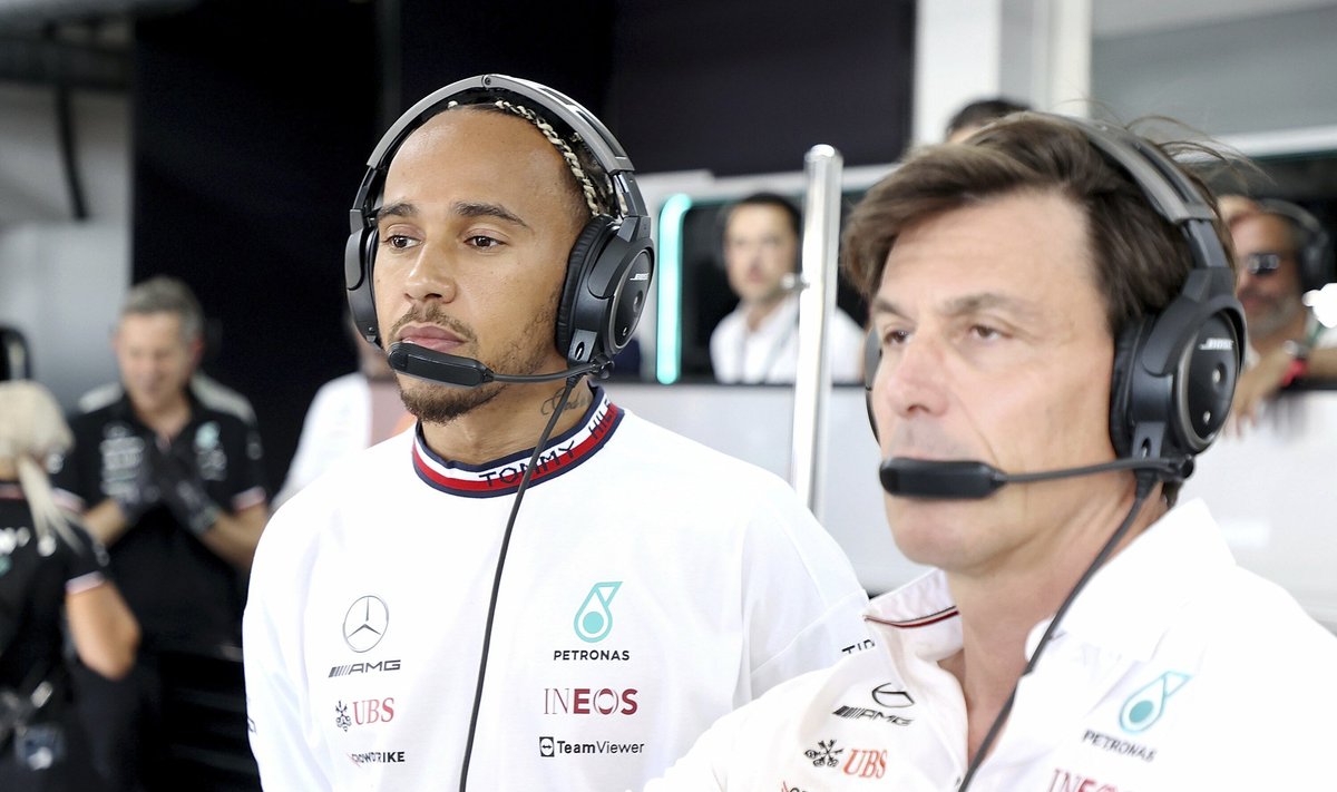 Lewis Hamilton ja Mercedese tiimipealik Toto Wolff.