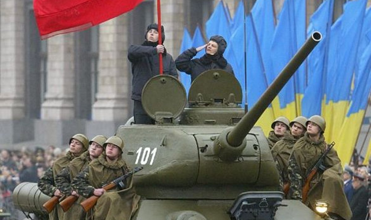 VENNASRAHVASTE ÜHINE TANK: Kiiev, 2004. aasta 28. oktoober. Venemaa ja Ukraina juhid tähistavad ühiselt Ukraina vabastamise 60. aastapäeva. Punalipp tankil on väidetavasti seesama, mis heisati 1945. aastal Riigipäeva hoone katusele. 2008. aastal pole sellised paraadid enam võimalikud.