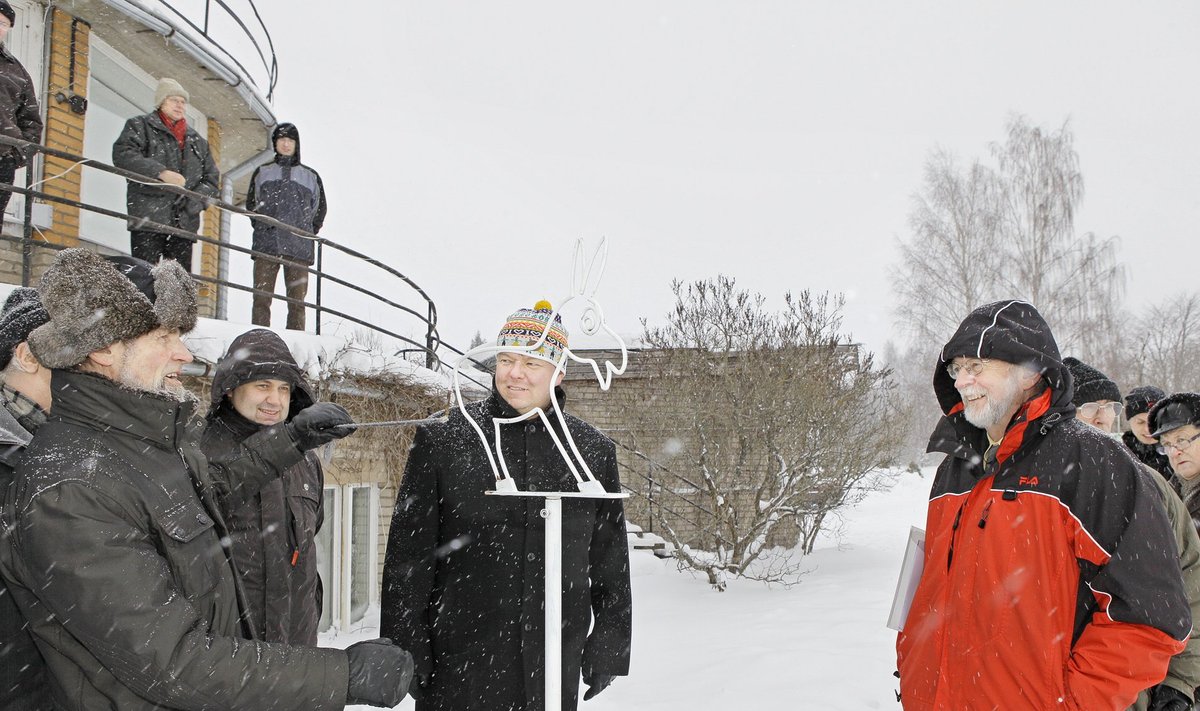 2010. aastal toimus Tõraveres Tartu Ülikooli meteoroloogia observatooriumi 145. aastapäevale pühendatud sümpoosion.  Meteoroloogiajaama vaatlusplatsi ees on mõõteriist burromeeeter, mille tööd tutvustab EMHI arendusosakonna peaspetsialist Ain Kallis (vasakul), burro taga seisab Soome meteoroloogiainstituudi peadirektor Petteri Taalas, paremal  USA teadlane Ellsworth Dutton.
