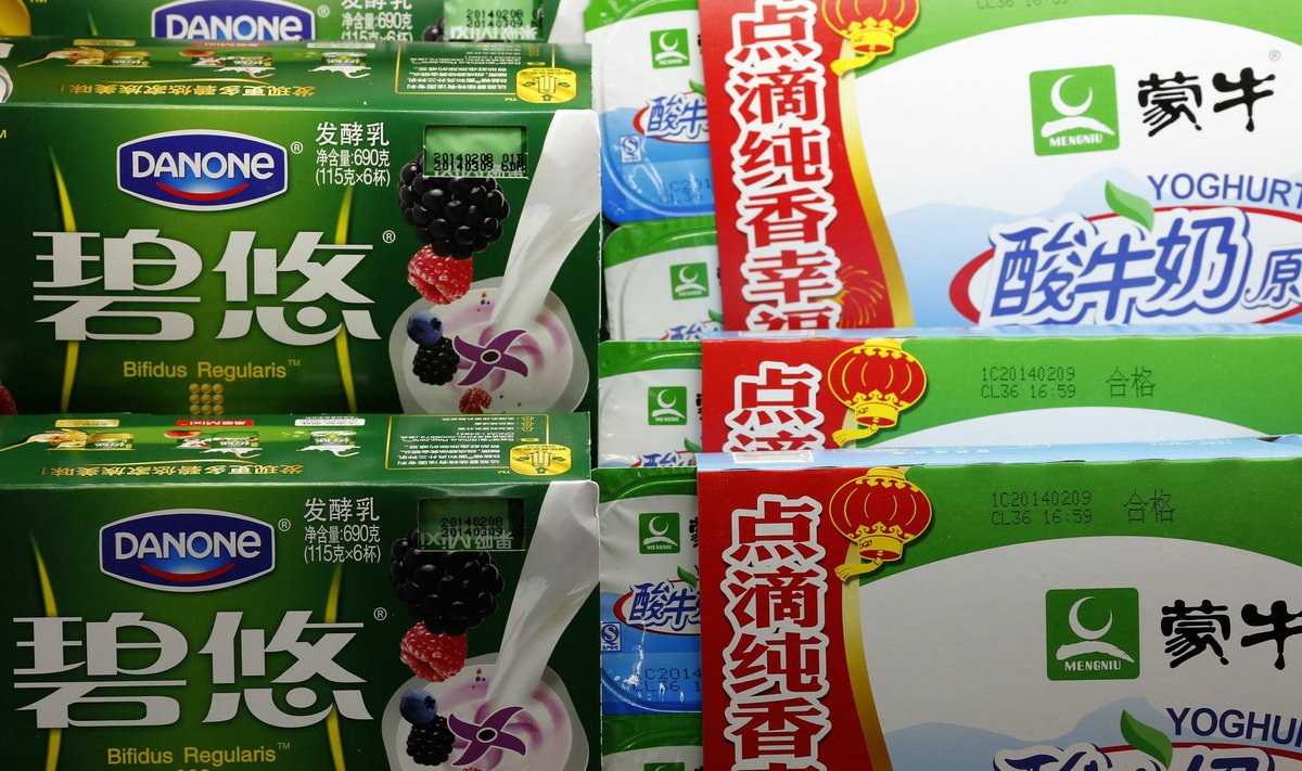 Prantsuse Danoe ja Hiina ühe suurema piimatööstuse Mengniu (paremal) tooted Pekingi supermarketis.
