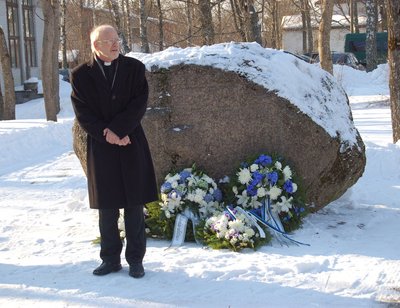 Juha Väliaho, Keila koguduse abiõpetaja Sauel, pidas kivi juures palvuse