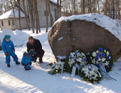 Pere väikeste lastega süütas Eesti vabaduse eest langenute mälestuseks kivi jalamile küünla