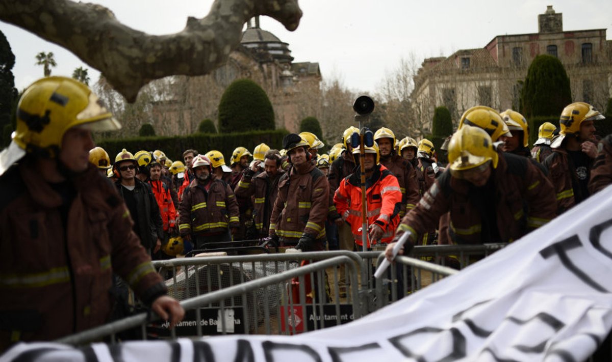 Hispaania tuletõrjujad selle aasta 16. jaanuaril protesteerimas parlamendihoone ees Barcelonas - Hispaanias on töötus 26 protsenti, 6 miljonit inimest on töötud.