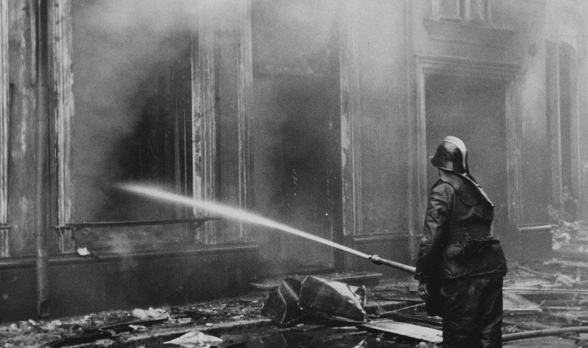 Tallinna põlemine 1944.aasta 9. märtsi ööl. Esiplaanil paremal tuletõrjuja voolikuga tuld kustutamas. Tagaplaanil keskel hoone.