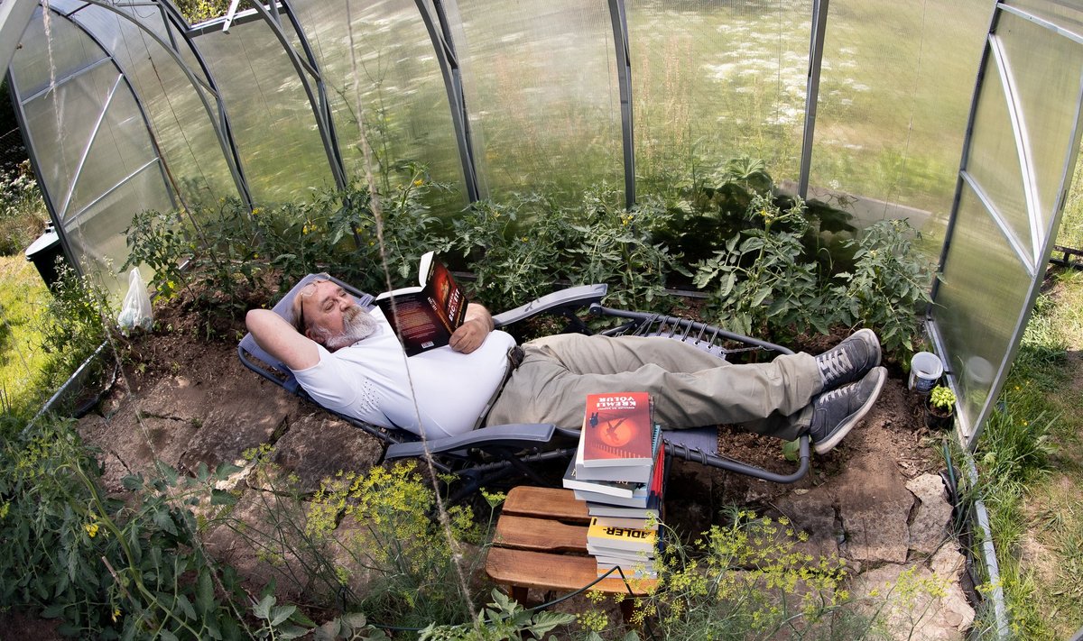 Foto pole lavastus: Jaan Martinsoni üks meeliskohti, kus raamatutesse süveneda, on kasvuhoone.