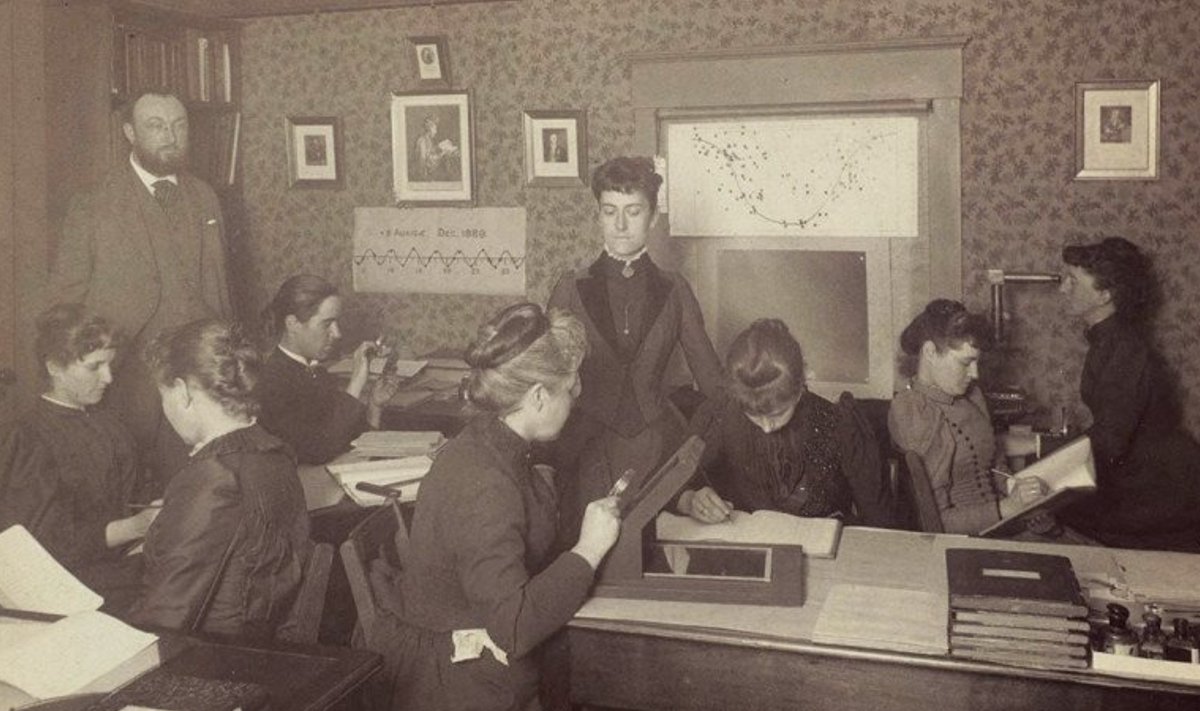 Pickeringi "arvuti": terve toatäis naisi otsivad klaasplaatidelt tähti. Foto: Harvard College Observatory, Cambridge