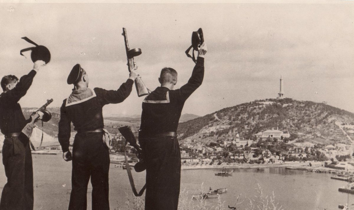 Nõukogude armee võitluses ja õppustel. Nõukogude mereväelased Port-Arturis.