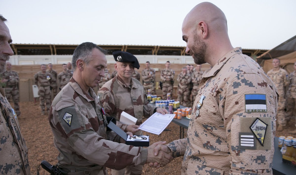 Служащих в Мали эстонских солдат награждают французскими медалями 