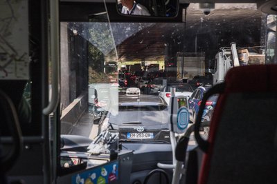 Ummikutest pole Pariisis pääsu. Vaade bussist, mis viib ajakirjanikud lennujaamast kesklinna.