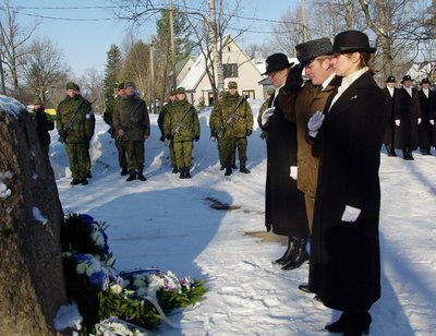 Kivi juures toimus pärgade panek Eesti vabaduse eest hukkunute mälestuseks. Foto: Eevi Kutpri
