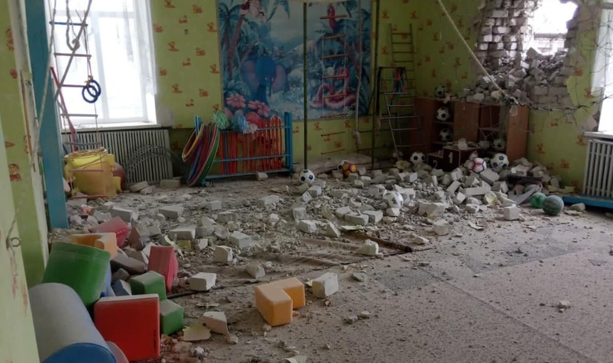 17. veebruari hommikul tabasid mürsud Ukraina rindelähedase Stanõtsja Luhanska küla lasteaeda. Vaid õnneliku juhuse tõttu ei saanud majas olnud lapsed kannatada.