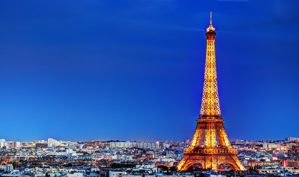 Eiffeli torni jalamil algab tõeline melu alles öösel.