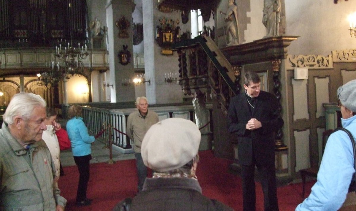 Talve hakul võttis sauelasi Tallinna Piiskoplikus Toomkirikus vastu õpetaja Urmas Viilma, kes rääkis kiriku ajaloost ja peatus pikemalt sümboolikal. Foto: Saue Päevakeskus