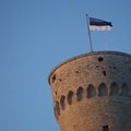 VIDEO: Vaata, kuidas juba varavalges kogunesid korporandid ja eestimeelsed Pika Hermanni torni juurde lipuheiskamist vaatama!