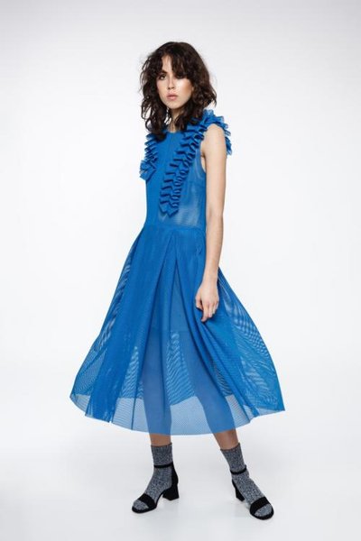 Iris Janvieri trendikalt läbipaistvast kangast sinine kleit, millele lisavad omapära volangid. 180 €