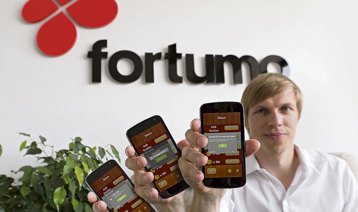 Fortumo juhatuse liige Gerri Kodres näitab, kui lihtsalt mobiilimakse käib: kinnita makse, oota sooritamist ja ongi valmis.