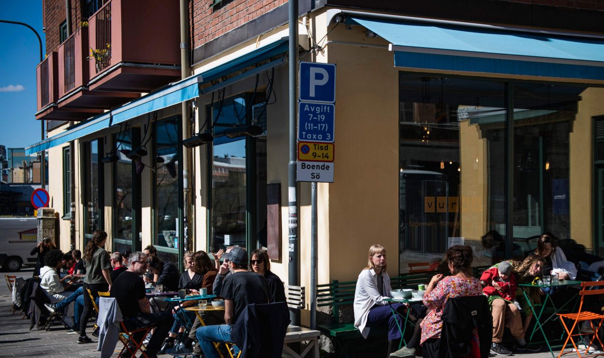 Argihetk Stockholmist - inimesed veedavad aega kohvikus. Foto on tehtud täna. 