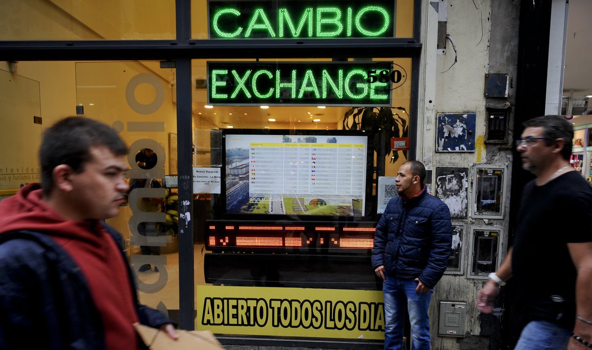 Buenos Airese valuutavahetus 4. mail. Kekspank tõstis valuuta põgenemise vältimiseks intressimäära 40 protsendini.