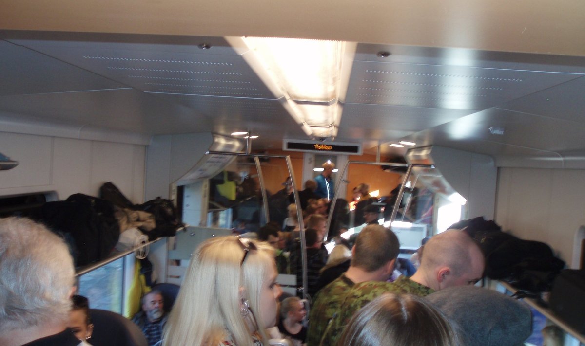 Puupüsti rahvast täis Viljandi-Tallinna rong