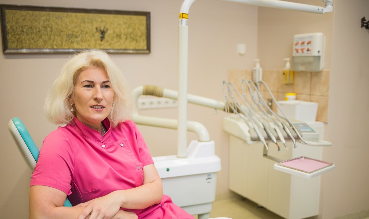 Hambaarst Meeli Tafenau kliinik on haigekassaga lepingu sõlminud ja tohter kinnitab, et neil tingimustel saab kvaliteetset teenust pakkuda küll.