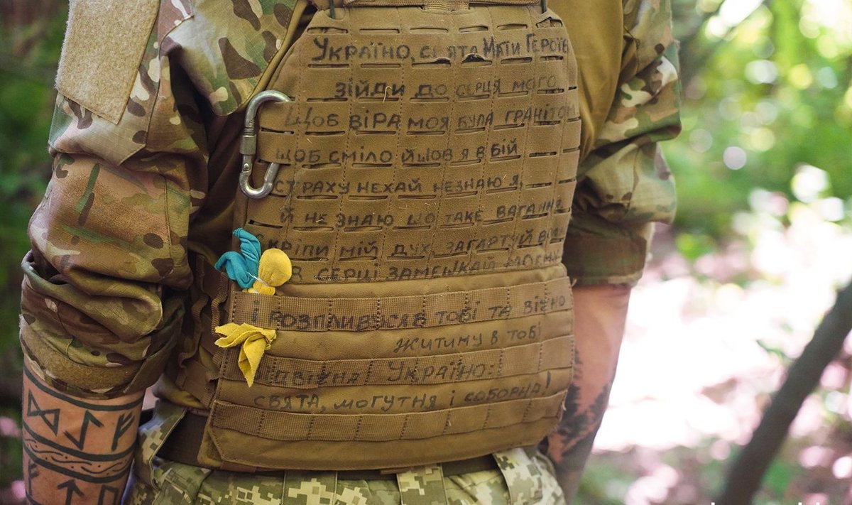 Ehkki Oleksi Kušner pole enda sõnul eriti usklik, kirjutas ta oma kuulikindlale vestile palve. See ja Ukraina lipp, mida ta kaasas kannab, peaksid teda kaitsma.